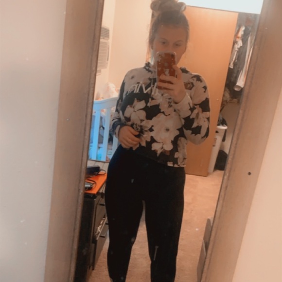 Meet your Posher, Aleesea - Picture 1 of 1